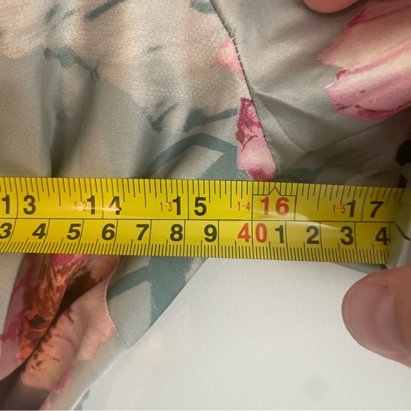 EXPRESS NWT Floral Satin Bow Back Crop Top - Sage Green Pink Size 2 - Picture 12 of 13